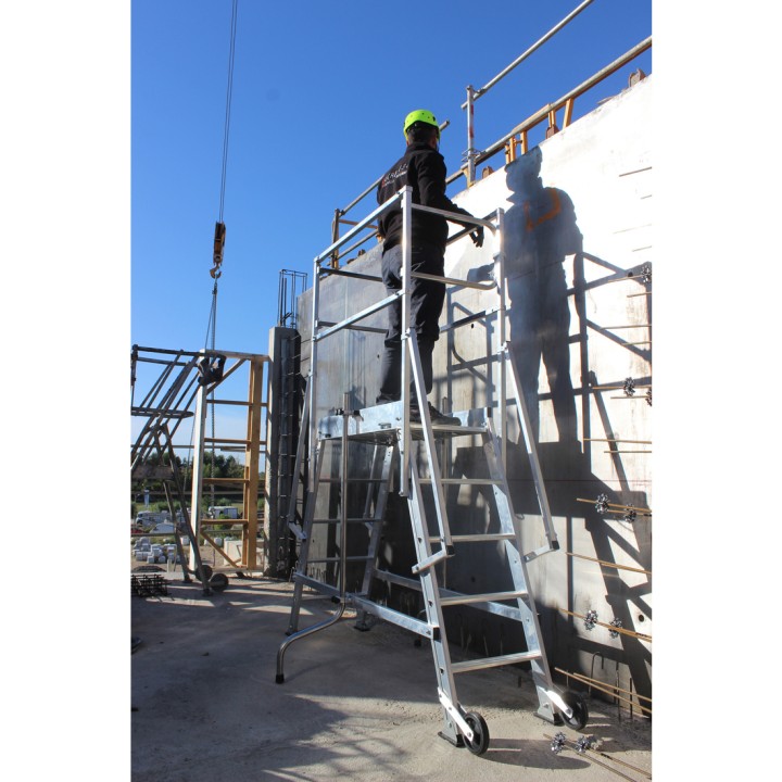 Plate-forme double accès banche sur chantier de construction bâtiment