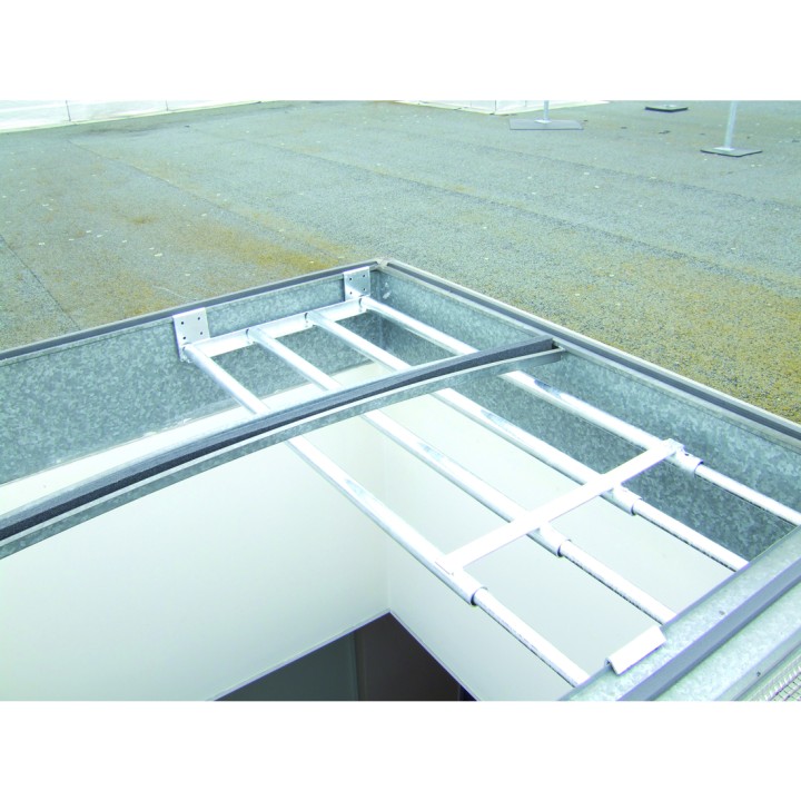 Grille de protection de lanterneaux positionnée et fixée