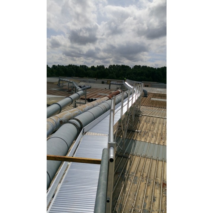 Passerelle de circulation sur toiture bâtiment | L'Echelle Européenne