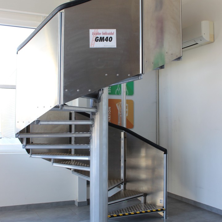 Escalier GM40 garde-corps tôle lisse | L'Echelle Européenne