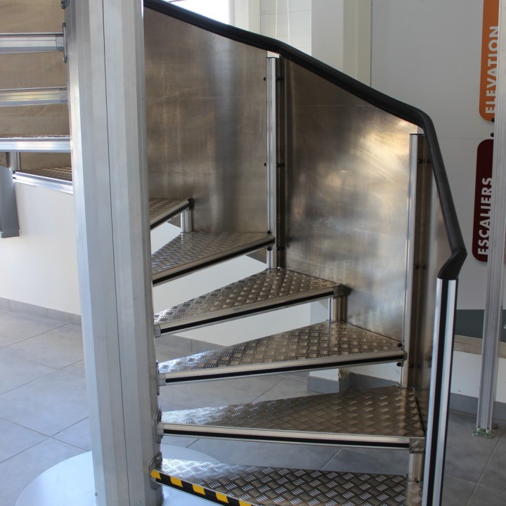 Escalier GM40 garde-corps tôle lisse | L'Echelle Européenne