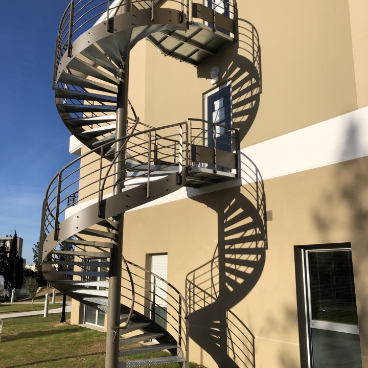 Escalier hélicoïdal extérieur laqué | L'Echelle Européenne