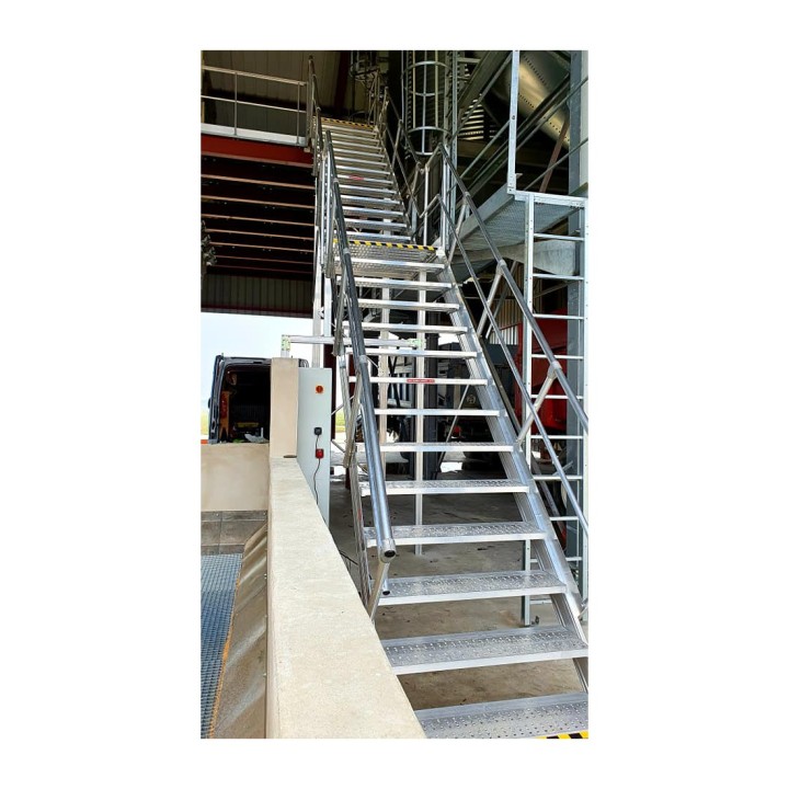 Escalier industriel avec plate-forme 45° Largeur 800 mm | L'Echelle Européenne