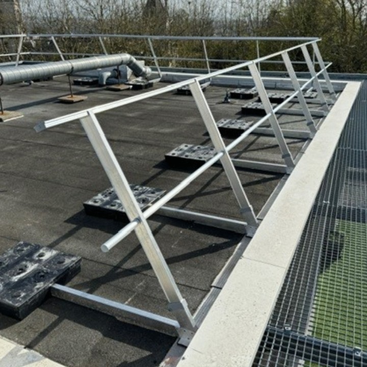 Fourniture et pose de garde-corps autoportant pour toiture | L'Echelle Européenne