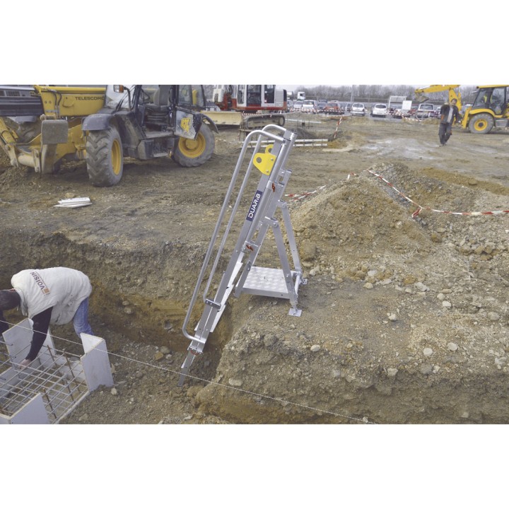 Accès fond de fouille sans blindage pour travaux jusqu’à 1,80 m. Dispositif anti-basculement, plate-forme antidérapante, conform