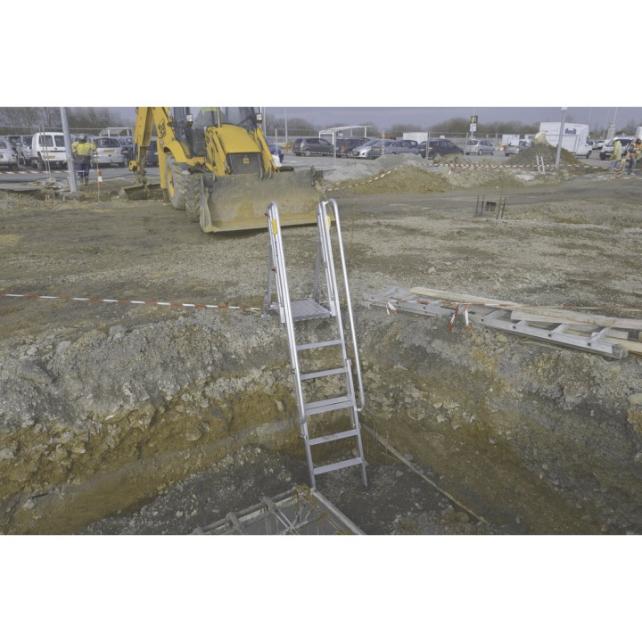 Accès fond de fouille sans blindage pour travaux jusqu’à 1,80 m. Dispositif anti-basculement, plate-forme antidérapante, conform