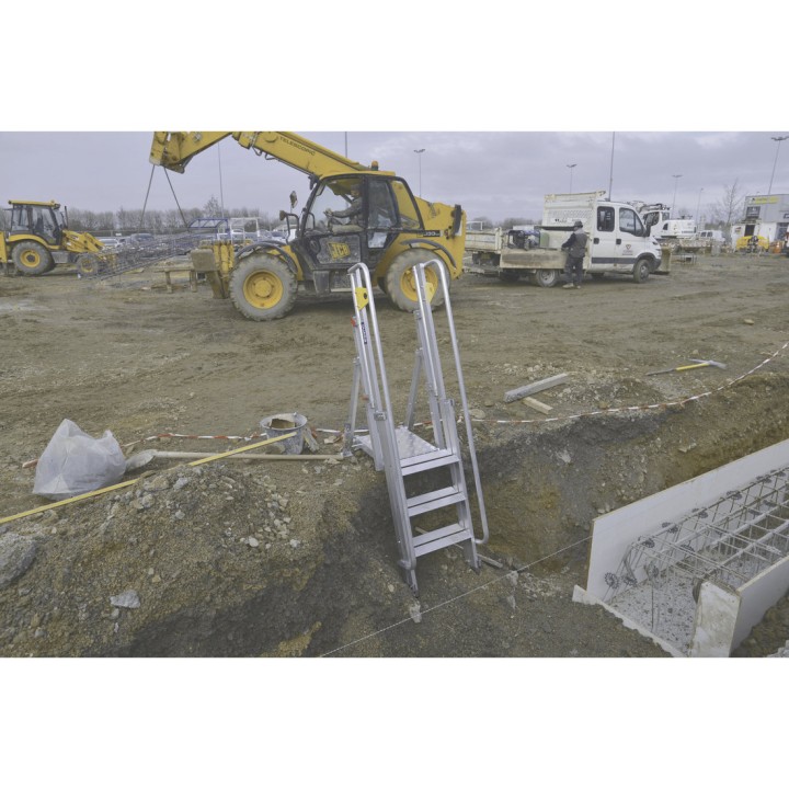 Accès fond de fouille sans blindage pour travaux jusqu’à 1,80 m. Dispositif anti-basculement, plate-forme antidérapante, conform