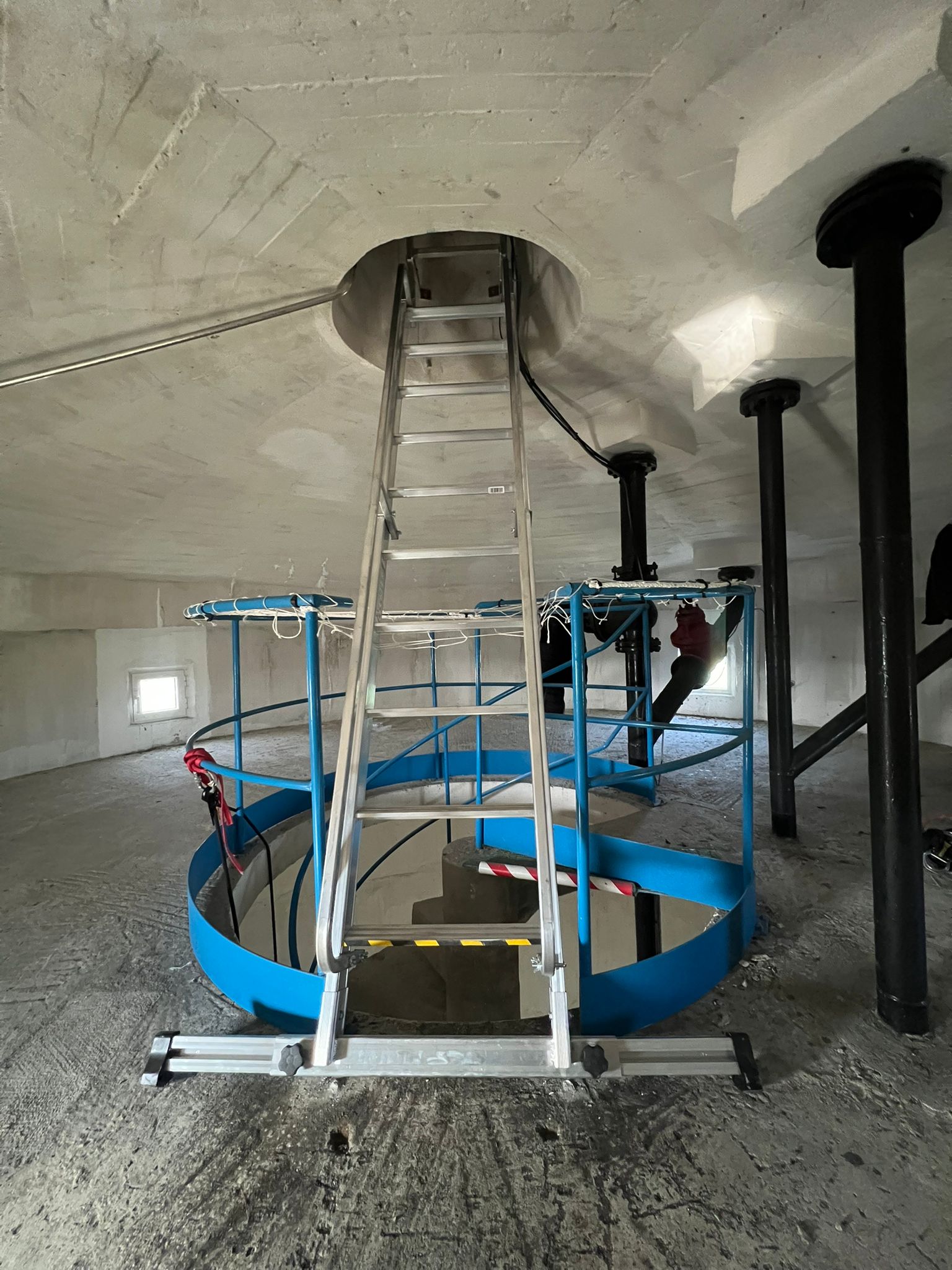 Fourniture et Pose d'une Échelle d'Accès avec Main-Courante sur Mesure - Château d'Eau La Rochelle