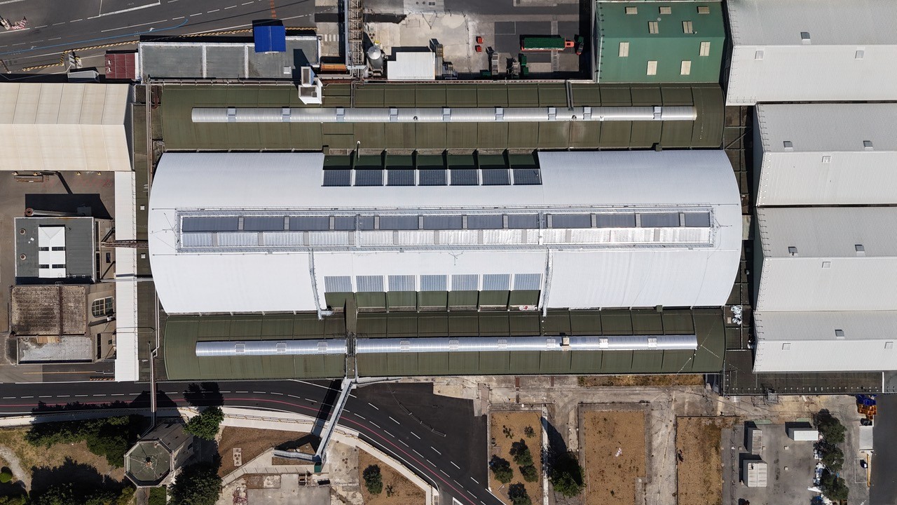 Vue globale du bâtiment permettant de visualiser l’étendue du parcours de circulation aménagé sur la toiture.