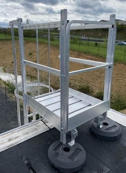 Sortie d'échelle à crinoline avec fixation sur plot