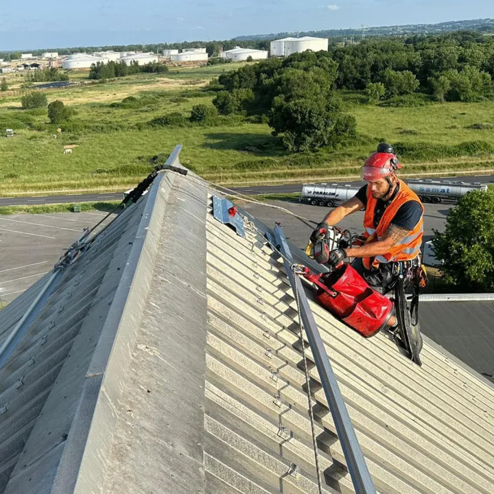 Ligne de vie toiture fournie et posée sur un bâtiment industriel par L'Echelle Européenne