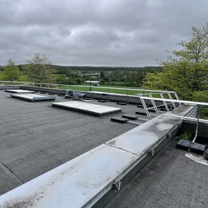 Garde-corps fourni et posé sur un bâtiment industriel par L'Echelle Européenne