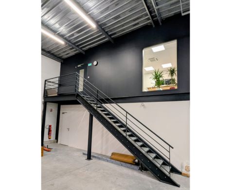 Fourniture et pose d'un escalier industriel sur-mesure à La Roche Sur Yon