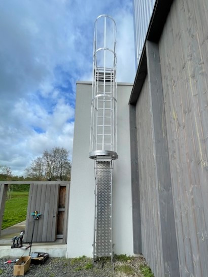 Echelle à crinoline avec une porte de condamnation