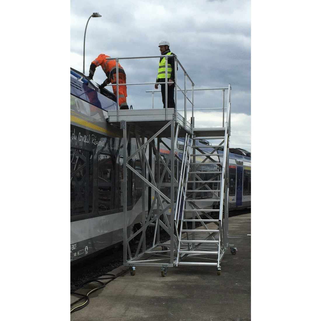 Plate-forme de travail sur wagon SNCF