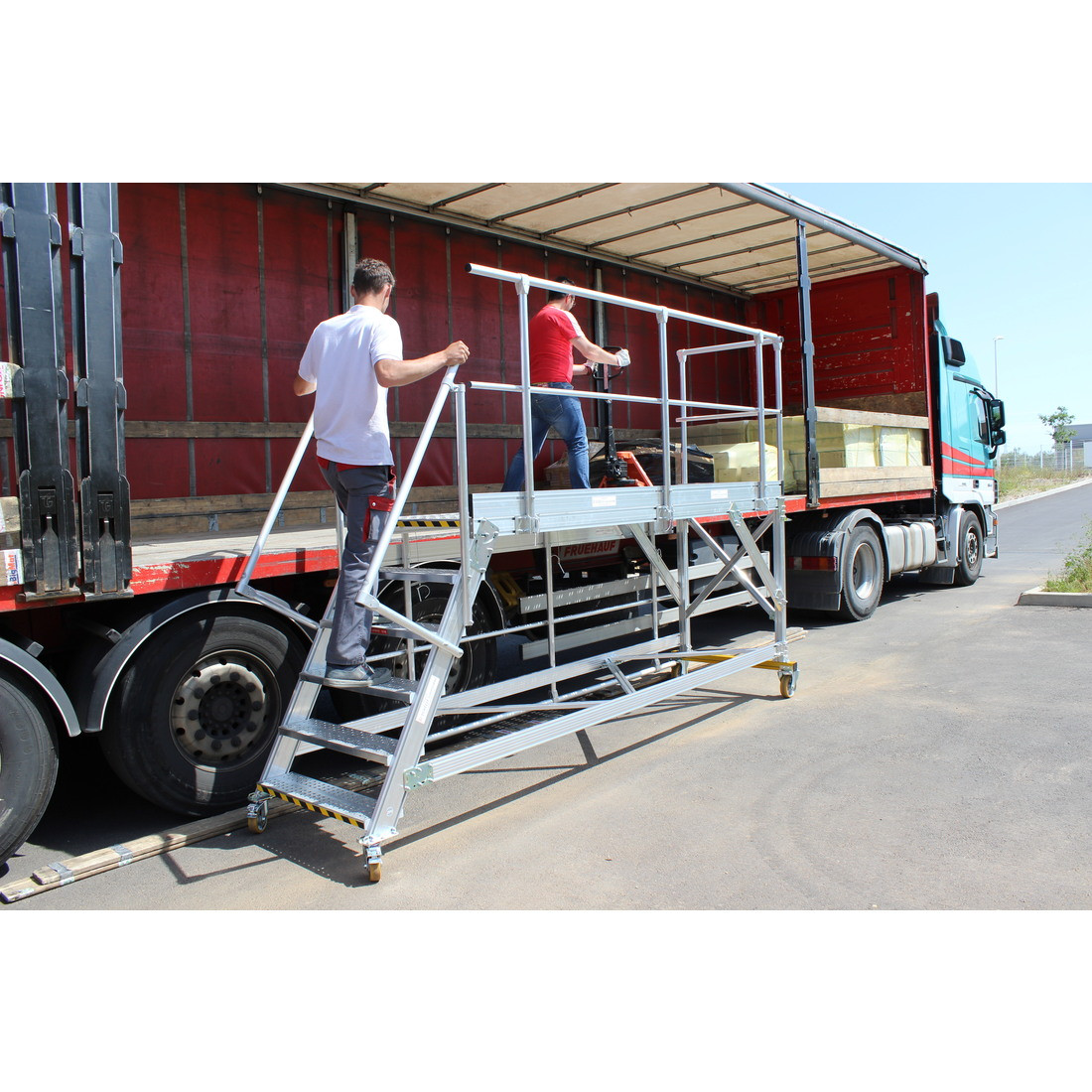 Plate-forme roulante LEEVEL inclinaison 60° pour déchargement camion