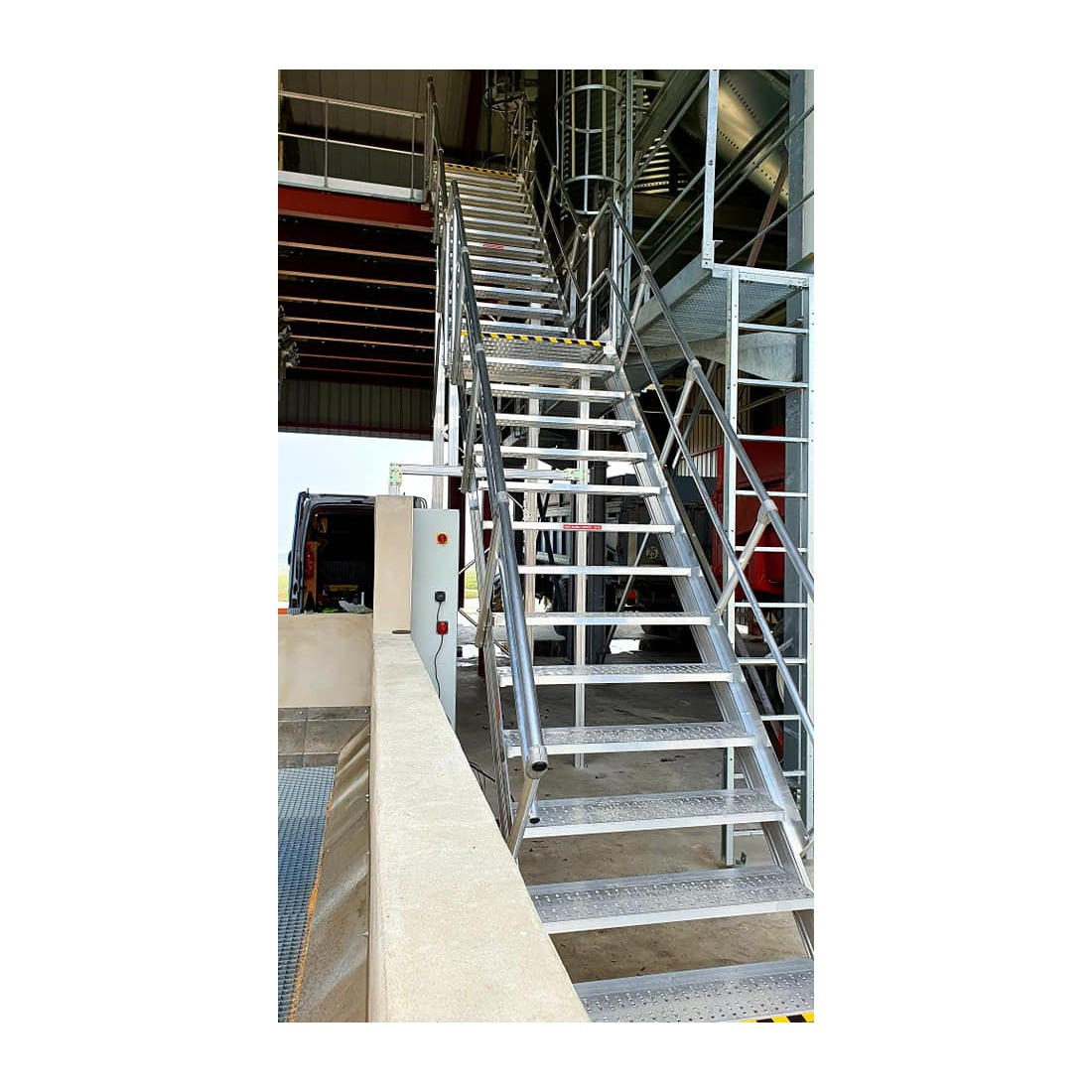 Escalier industriel avec plate-forme 45° Largeur 800 mm
