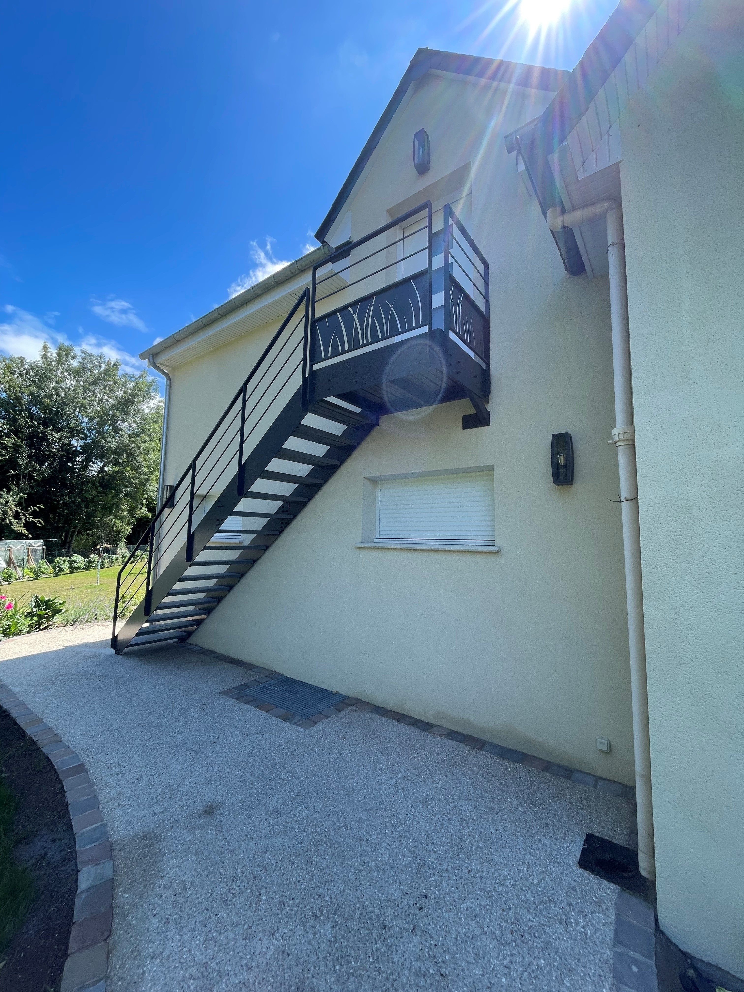 Escalier extérieur métallique installé à Honfleur (Calvados – 14) par L’Échelle Européenne Caen
